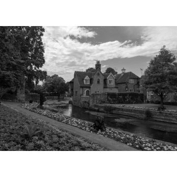 Lais Puzzle - Straße umgeben von Gebäuden und Gärten nach dem Regen in Canterbury, Vereinigtes Königreich in schwarz weiß - 1.000 Teile