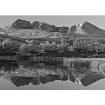 Lais Puzzle - Spiegelung des Berges Rondslottet in einem kleinen See. Rondane-Nationalpark, Norwegen in schwarz weiß - 500, 1.000 & 2.000 Teile