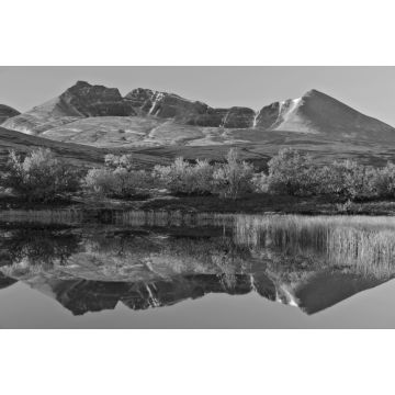 Lais Puzzle - Spiegelung des Berges Rondslottet in einem kleinen See. Rondane-Nationalpark, Norwegen in schwarz weiß - 2.000 Teile