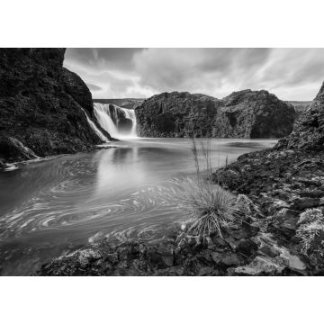 Lais Puzzle - Schöne Aussicht auf die Klippen mit einem Wasserfall im Hochland in schwarz weiß - 1.000 Teile