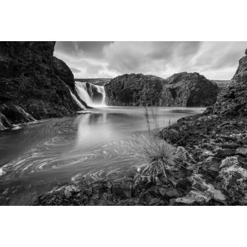 Lais Puzzle - Schöne Aussicht auf die Klippen mit einem Wasserfall im Hochland in schwarz weiß - 2.000 Teile