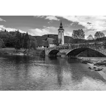 Lais Puzzle - Blick auf die Steinbrücke und die Kirche St. Johannes der Täufer am Bohinjer See, Slowenien in schwarz weiß - 500, 1.000 & 2.000 Teile