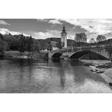 Lais Puzzle - Blick auf die Steinbrücke und die Kirche St. Johannes der Täufer am Bohinjer See, Slowenien in schwarz weiß - 2.000 Teile