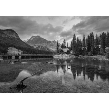 Lais Puzzle - Holzhütte am Emerald Lake mit felsigen Bergen im Yoho-Nationalpark in schwarz weiß - 1.000 Teile