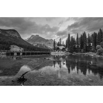Lais Puzzle - Holzhütte am Emerald Lake mit felsigen Bergen im Yoho-Nationalpark in schwarz weiß - 2.000 Teile