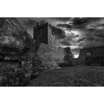 Lais Puzzle - Eine alte Burg in Irland mit einer Sturm- und Blitzlandschaft in schwarz weiß - 2.000 Teile