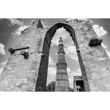 Lais Puzzle - Qutub Minar New Delhi, Indien, Das höchste Minarett in Indien ist ein Turm aus Marmor und rotem Sandstein, der den Beginn der muslimischen Herrschaft im Land repräsentiert, New Delh in schwarz weiß - 2.000 Teile