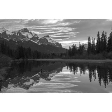 Lais Puzzle - Malerische Abendfarben bei Sonnenuntergang in Canmore Spring Creek Mountain Village und weit entfernte verschneite Rocky Mountain Peaks Landschaft im frühen Frühling, Alberta Kanada in schwarz weiß - 2.000 Teile