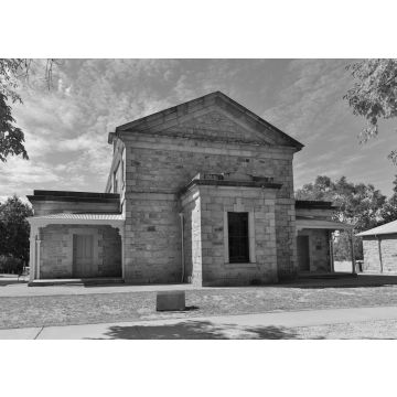 Lais Puzzle - Das historische Gerichtsgebäude (erbaut 1859) in Beechworth, Victoria, Australien in schwarz weiß - 500, 1.000 & 2.000 Teile