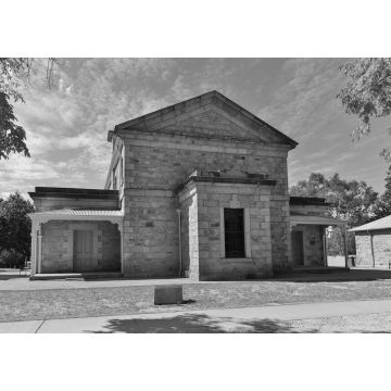 Lais Puzzle - Das historische Gerichtsgebäude (erbaut 1859) in Beechworth, Victoria, Australien in schwarz weiß - 1.000 Teile