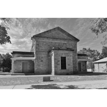 Lais Puzzle - Das historische Gerichtsgebäude (erbaut 1859) in Beechworth, Victoria, Australien in schwarz weiß - 2.000 Teile