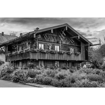 Lais Puzzle - Altes hölzernes Bauernhaus in Bernried am Starnberger See, Bayern, Deutscland in schwarz weiß - 2.000 Teile