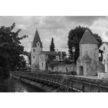 Lais Puzzle - Abensberg in Niederbayern, Maderturm und Stadtmauer, blauer Himmel im Sommer in schwarz weiß - 500, 1.000 & 2.000 Teile