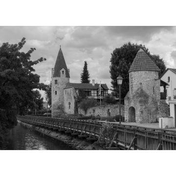 Lais Puzzle - Abensberg in Niederbayern, Maderturm und Stadtmauer, blauer Himmel im Sommer in schwarz weiß - 1.000 Teile