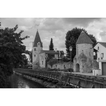 Lais Puzzle - Abensberg in Niederbayern, Maderturm und Stadtmauer, blauer Himmel im Sommer in schwarz weiß - 2.000 Teile