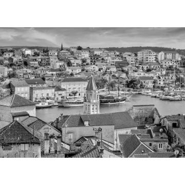 Lais Puzzle - Hochformatige Ansicht der Altstadt von Trogir, Kroatien, im Vordergrund, die neueren Gebäude auf dem Festland. An der zentralen Adriaküste in schwarz weiß - 1.000 Teile