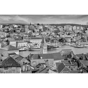 Lais Puzzle - Hochformatige Ansicht der Altstadt von Trogir, Kroatien, im Vordergrund, die neueren Gebäude auf dem Festland. An der zentralen Adriaküste in schwarz weiß - 2.000 Teile