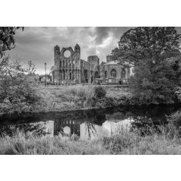 Lais Puzzle - Elgin Cathedral über dem Fluss Lossie / Die mittelalterliche Ruine der Elgin Cathedral wurde im dreizehnten Jahrhundert am Ufer des Flusses Lossie erbaut in schwarz weiß - 500, 1.000 & 2.000 Teile