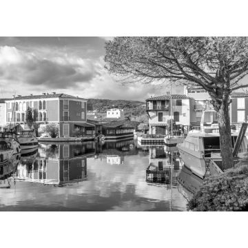 Lais Puzzle - Bunte Stadt am Wasser, Hafen von Grimaud, Côte d'Azur, Frankreich, Provence, Häuser und Boote. Schöne Stadtlandschaft in schwarz weiß - 1.000 Teile