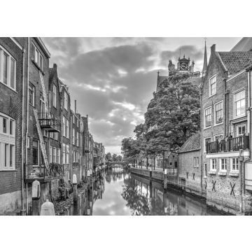 Lais Puzzle - Eine Gracht im alten mittelalterlichen Stadtzentrum von Dordrecht, Niederlande, mit Häusern auf beiden Seiten und einem orangeroten Sonnenuntergang in der Ferne in schwarz weiß - 500, 1.000 & 2.000 Teile