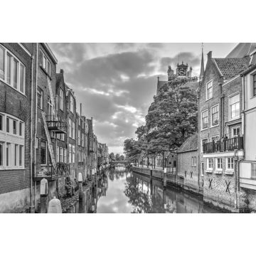 Lais Puzzle - Eine Gracht im alten mittelalterlichen Stadtzentrum von Dordrecht, Niederlande, mit Häusern auf beiden Seiten und einem orangeroten Sonnenuntergang in der Ferne in schwarz weiß - 2.000 Teile