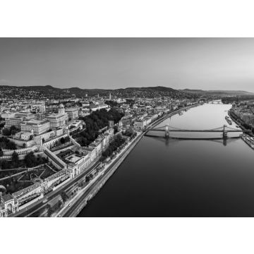 Lais Puzzle - Budapest, Ungarn - Panoramablick auf Budapest aus der Vogelperspektive. Diese Ansicht umfasst die Budaer Burg, den Königspalast, die Matthiaskirche, die Fischerbastei und die Szechenyi-Kettenbrücke bei Sonnenuntergang mit farbigem Himmel...