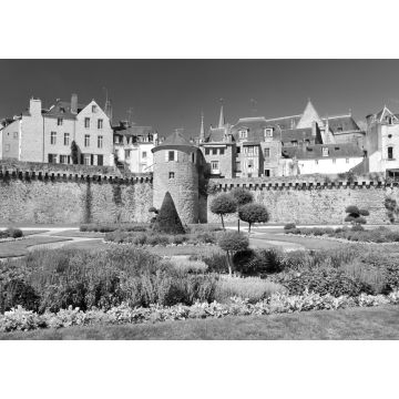 Lais Puzzle - Die Mauern der alten Stadt und die Gärten in Vannes. Bretagne, Nordfrankreich. in schwarz weiß - 1.000 Teile