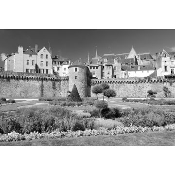Lais Puzzle - Die Mauern der alten Stadt und die Gärten in Vannes. Bretagne, Nordfrankreich. in schwarz weiß - 2.000 Teile