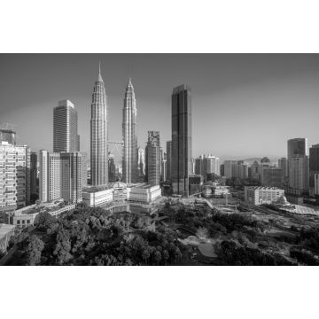 Lais Puzzle - Stadtbild von Kuala Lumpur Panorama bei Sonnenaufgang. Panoramabild eines Wolkenkratzers in Kuala Lumpur, Malaysia Skyline mit blauem Himmel in schwarz weiß - 2.000 Teile