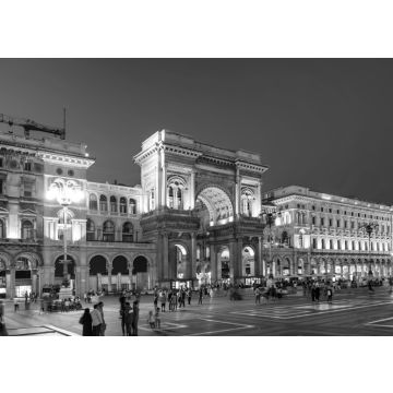 Lais Puzzle - Spaziergänger in der Nähe der Galerie Vittorio Emanuele II auf dem Domplatz, Mailand, Italien. Nachtansicht von Straße und Gebäuden in schwarz weiß - 500, 1.000 & 2.000 Teile