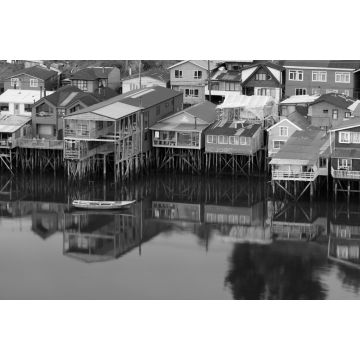 Lais Puzzle - Traditionelle Stelzenhäuser, so genannte Palafitos, in der Stadt Castro auf der Insel Chiloe im Süden Chiles in schwarz weiß - 2.000 Teile