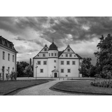 Lais Puzzle - Dramatischer Wolkenhimmel über dem Schloss Königs Wusterhausen (Ansicht von Norden) in schwarz weiß - 1.000 Teile