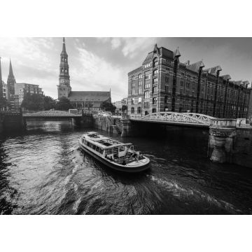Lais Puzzle - Touristisches Kreuzfahrtschiff auf einem Kanal mit Brücken in der alten Speicherstadt in Hamburg im goldenen Licht des Sonnenuntergangs, Deutschland in schwarz weiß - 1.000 Teile
