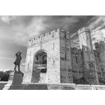 Lais Puzzle - Burg Caernarfon in Nordwales mit Bronzestatue von David Lloyd George, Premierminister des Vereinigten Königreichs, 1916-22 in schwarz weiß - 500, 1.000 & 2.000 Teile