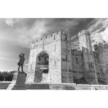 Lais Puzzle - Burg Caernarfon in Nordwales mit Bronzestatue von David Lloyd George, Premierminister des Vereinigten Königreichs, 1916-22 in schwarz weiß - 2.000 Teile