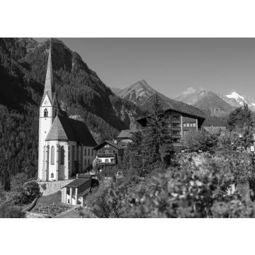 Lais Puzzle - Kapelle Heiligenblut mit dem Großglockner im Hintergrund, Kärnten, Österreich in schwarz weiß - 500, 1.000 & 2.000 Teile