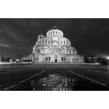 Lais Puzzle - Schöner Blick auf die bulgarisch-orthodoxe St. Alexander-Newski-Kathedrale in Sofia, die sich nachts in den Straßen spiegelt in schwarz weiß - 2.000 Teile