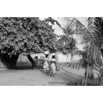 Lais Puzzle - Donne in einem Dorf in Benin, Afrika in schwarz weiß - 2.000 Teile