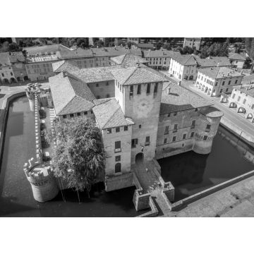 Lais Puzzle - Luftaufnahme der Burg Fontanellato mit grünem Wasser im Wassergraben nahe Parma, Italien in schwarz weiß - 500, 1.000 & 2.000 Teile