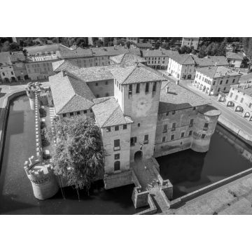 Lais Puzzle - Luftaufnahme der Burg Fontanellato mit grünem Wasser im Wassergraben nahe Parma, Italien in schwarz weiß - 1.000 Teile