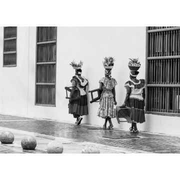 Lais Puzzle - Traditionelle Obst-Straßenverkäufer in Cartagena de Indias, genannt Palenqueras, vor dem Gebäude des Rathauses von Cartagena in schwarz weiß - 1.000 Teile