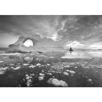 Lais Puzzle - Kleines rotes Segelboot, das zwischen schwimmenden Eisbergen im Disko-Gletscher während der Mitternachtssonne im Polarsommer kreuzt. Ilulissat, Grönland in schwarz weiß - 500, 1.000 & 2.000 Teile