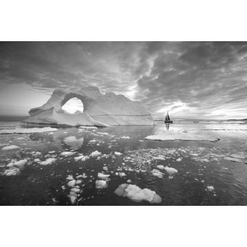 Lais Puzzle - Kleines rotes Segelboot, das zwischen schwimmenden Eisbergen im Disko-Gletscher während der Mitternachtssonne im Polarsommer kreuzt. Ilulissat, Grönland in schwarz weiß - 2.000 Teile