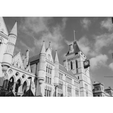 Lais Puzzle - Fassade des Royal Courts Justice an einem sonnigen Tag, mit blauem Himmel und Wolken im Hintergrund, in London, Vereinigtes Königreich in schwarz weiß - 500, 1.000 & 2.000 Teile