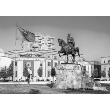 Lais Puzzle - Skanderbeg-Platz mit Fahne, Skanderbeg-Denkmal und die Et'hem Bey Moschee im Zentrum von Tirana, Albanien in schwarz weiß - 500, 1.000 & 2.000 Teile