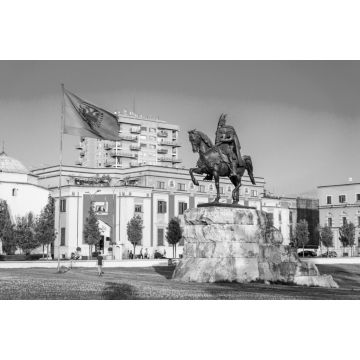 Lais Puzzle - Skanderbeg-Platz mit Fahne, Skanderbeg-Denkmal und die Et'hem Bey Moschee im Zentrum von Tirana, Albanien in schwarz weiß - 2.000 Teile