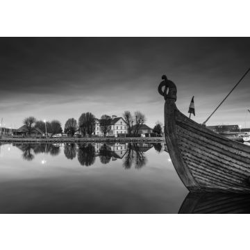 Lais Puzzle - Holzschiff am Kai von Carentan mit Spiegelungen im Wasser, Frankreich in schwarz weiß - 500, 1.000 & 2.000 Teile