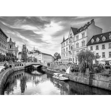 Lais Puzzle - Blick auf das Stadtbild am Flusskanal Ljubljanica in der Altstadt von Ljubljana. Ljubljana ist die Hauptstadt Sloweniens und ein bekanntes europäisches Touristenziel in schwarz weiß - 500, 1.000 & 2.000 Teile