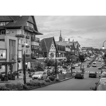 Lais Puzzle - Straße und Architektur der Stadt Gramado - Gramado, Rio Grande do Sul, Brasilien in schwarz weiß - 500, 1.000 & 2.000 Teile