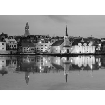 Lais Puzzle - Schöne Spiegelung des Stadtbilds von Reykjavik im See Tjornin zur blauen Stunde im Winter in schwarz weiß - 500, 1.000 & 2.000 Teile